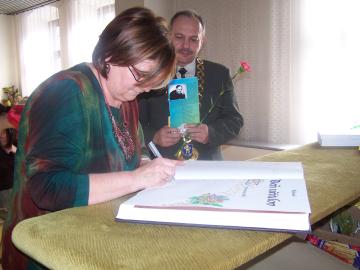 Mgr. Darina Hujberová, riaditeľka ZŠ s MŠ Modrý Ka Mgr. Darina Hujberová, riaditeľka ZŠ s MŠ Modrý Ka